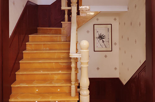 富民中式别墅室内汉白玉石楼梯的定制安装装饰效果